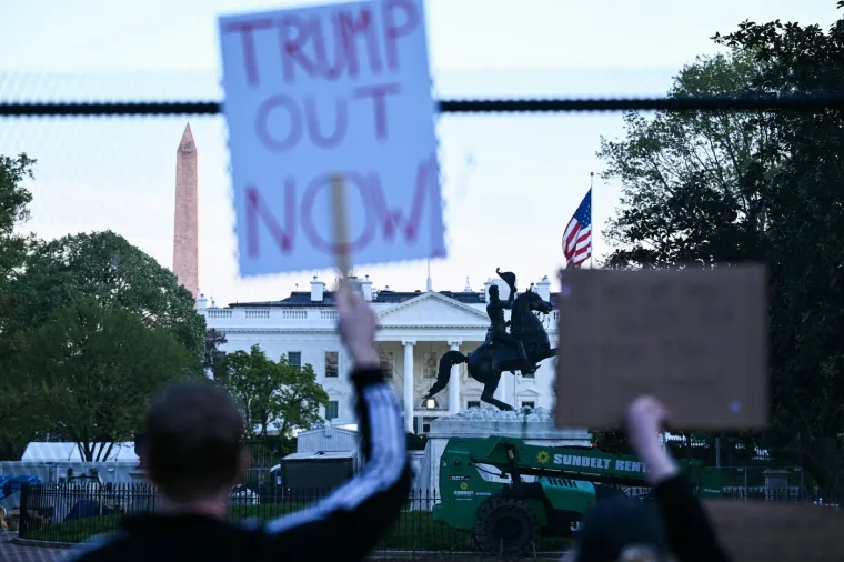 Prizori ispred Bijele kuće: Dok Trump donosi odluke, ispred njegovog doma stigli prosvjednici