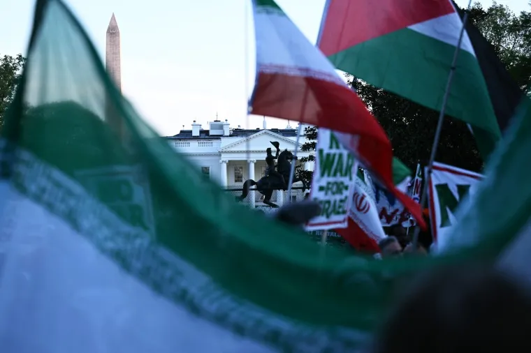 Prizori ispred Bijele kuće: Dok Trump donosi odluke, ispred njegovog doma stigli prosvjednici