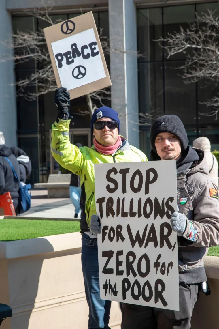 Prizori ispred Bijele kuće: Dok Trump donosi odluke, ispred njegovog doma stigli prosvjednici