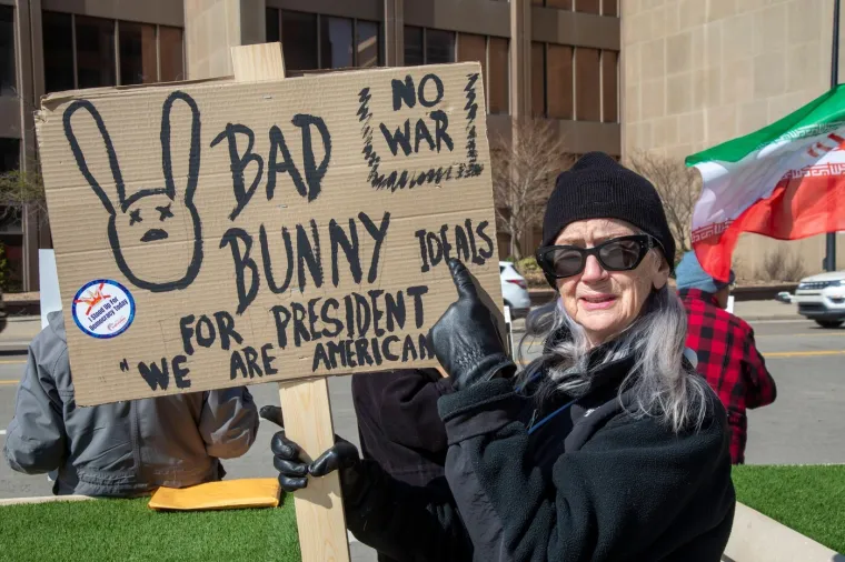 Prizori ispred Bijele kuće: Dok Trump donosi odluke, ispred njegovog doma stigli prosvjednici