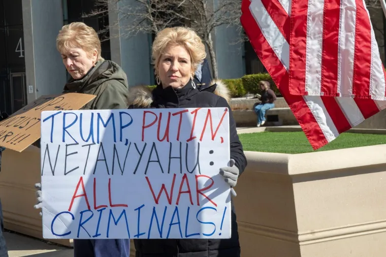 Prizori ispred Bijele kuće: Dok Trump donosi odluke, ispred njegovog doma stigli prosvjednici