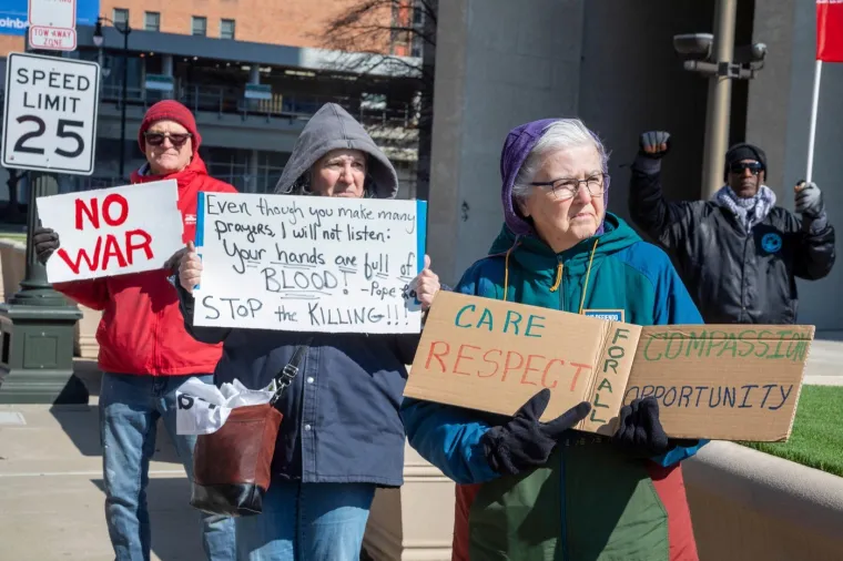 Prizori ispred Bijele kuće: Dok Trump donosi odluke, ispred njegovog doma stigli prosvjednici