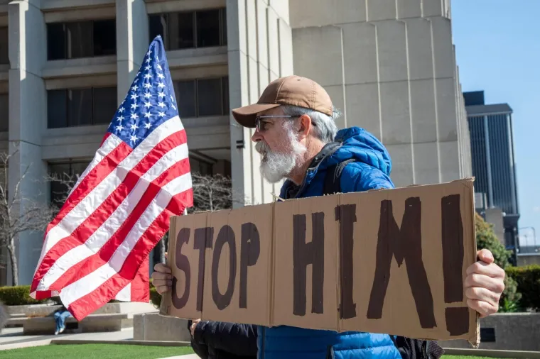 Prizori ispred Bijele kuće: Dok Trump donosi odluke, ispred njegovog doma stigli prosvjednici