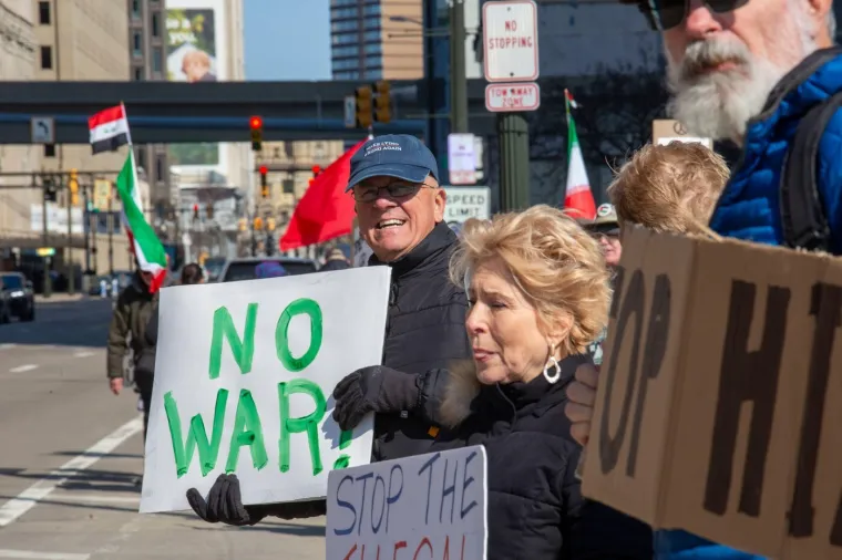 Prizori ispred Bijele kuće: Dok Trump donosi odluke, ispred njegovog doma stigli prosvjednici