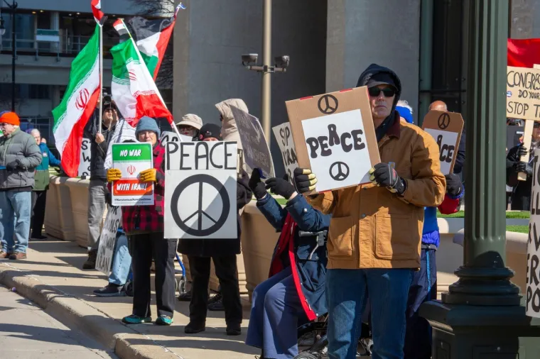 Prizori ispred Bijele kuće: Dok Trump donosi odluke, ispred njegovog doma stigli prosvjednici