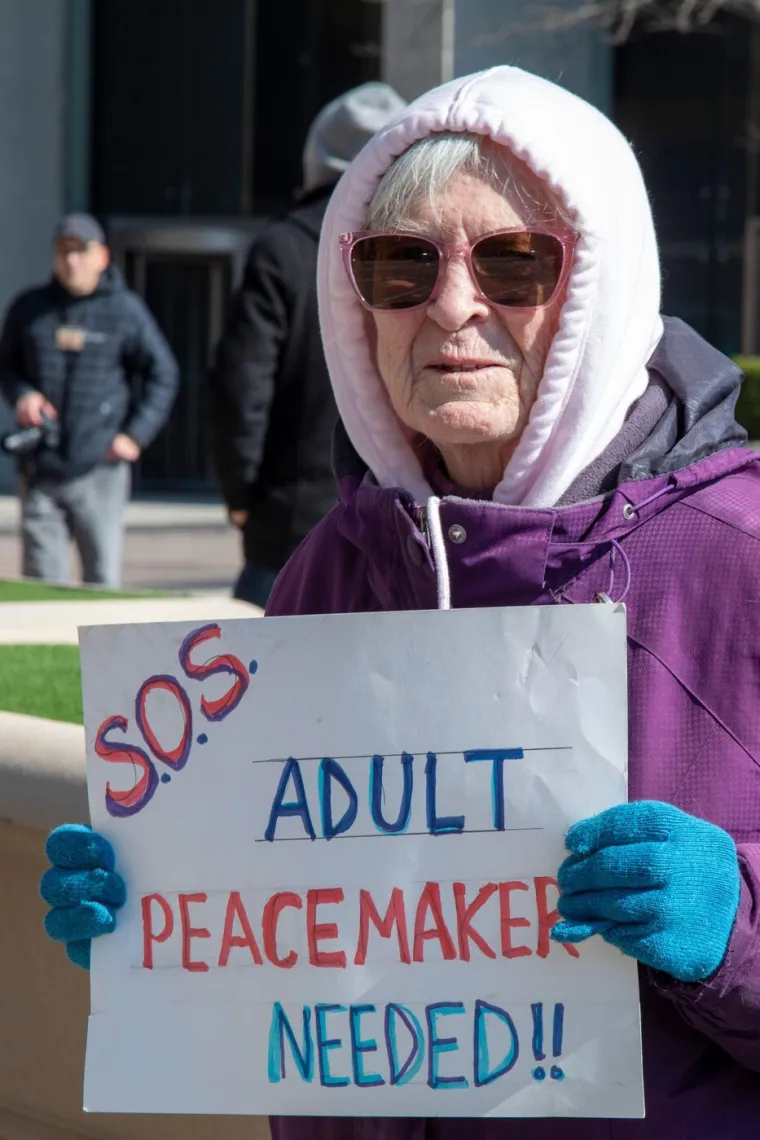 Prizori ispred Bijele kuće: Dok Trump donosi odluke, ispred njegovog doma stigli prosvjednici