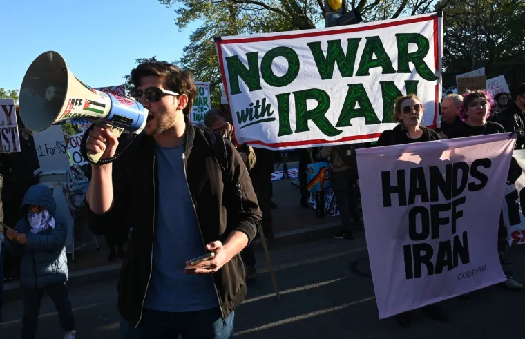 Prizori ispred Bijele kuće: Dok Trump donosi odluke, ispred njegovog doma stigli prosvjednici