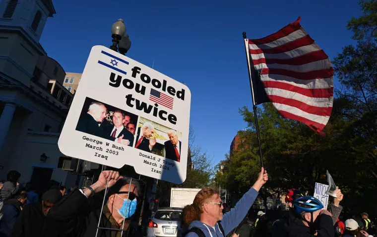 Prizori ispred Bijele kuće: Dok Trump donosi odluke, ispred njegovog doma stigli prosvjednici