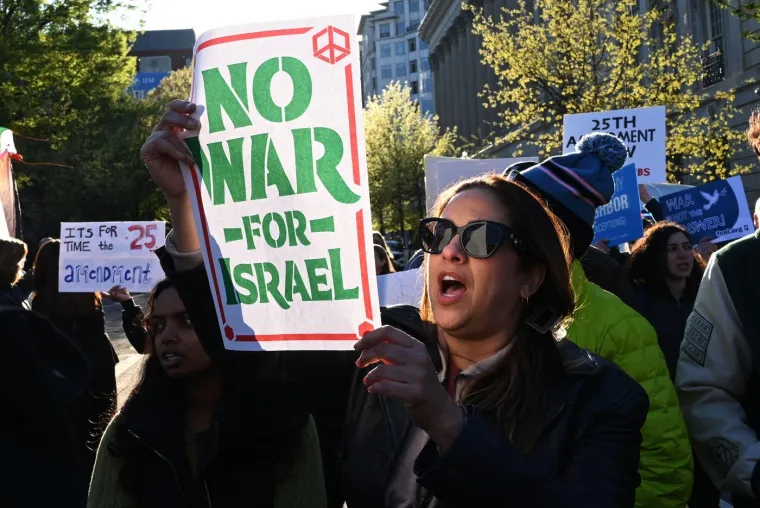 Prizori ispred Bijele kuće: Dok Trump donosi odluke, ispred njegovog doma stigli prosvjednici