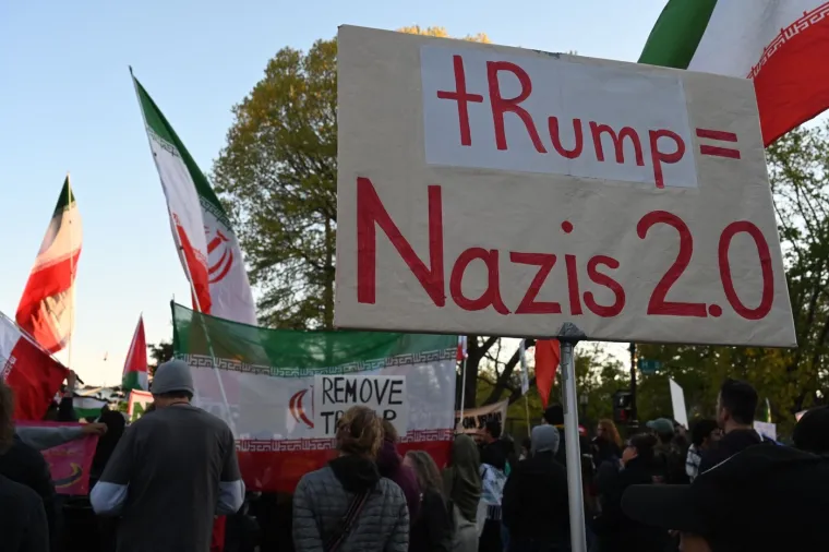 Prizori ispred Bijele kuće: Dok Trump donosi odluke, ispred njegovog doma stigli prosvjednici