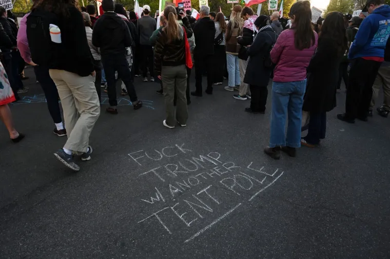 Prizori ispred Bijele kuće: Dok Trump donosi odluke, ispred njegovog doma stigli prosvjednici