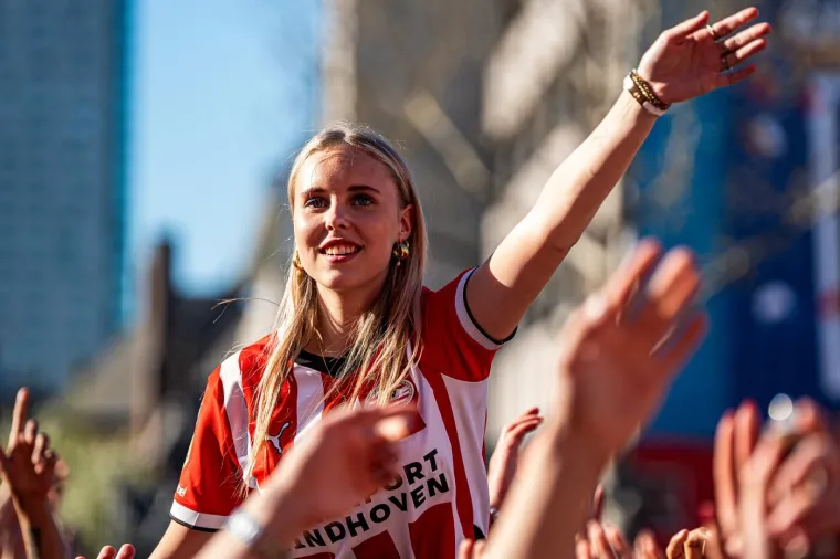 Legendarni Vatreni s pivom u rukama predvodio slavlje tisuće navijača na ulicama