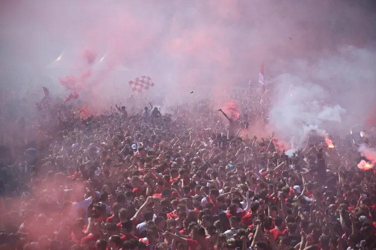 Legendarni Vatreni s pivom u rukama predvodio slavlje tisuće navijača na ulicama