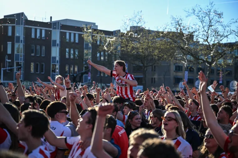Legendarni Vatreni s pivom u rukama predvodio slavlje tisuće navijača na ulicama