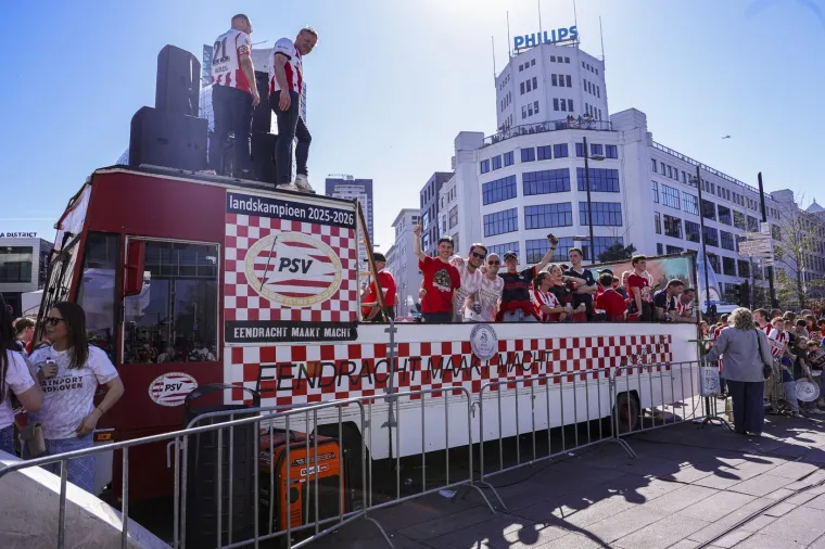 Legendarni Vatreni s pivom u rukama predvodio slavlje tisuće navijača na ulicama