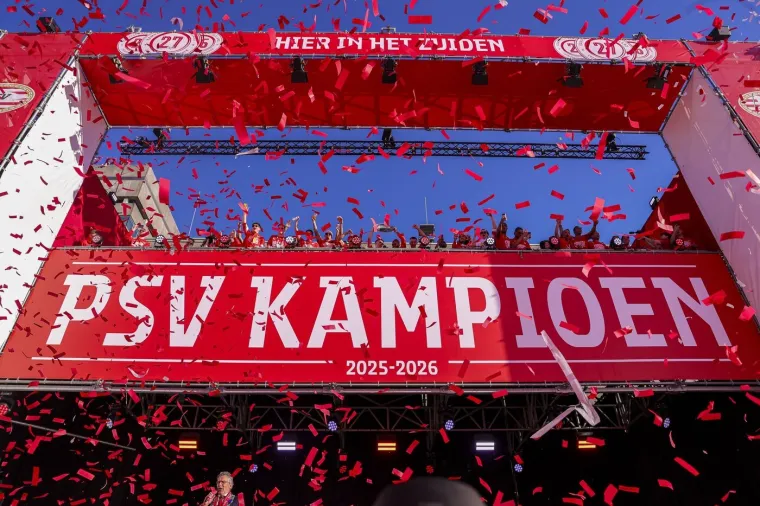 Legendarni Vatreni s pivom u rukama predvodio slavlje tisuće navijača na ulicama