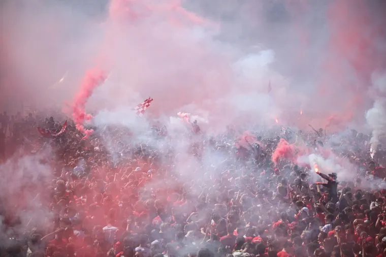 Legendarni Vatreni s pivom u rukama predvodio slavlje tisuće navijača na ulicama