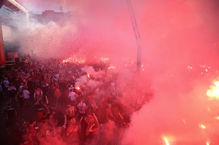 Legendarni Vatreni s pivom u rukama predvodio slavlje tisuće navijača na ulicama