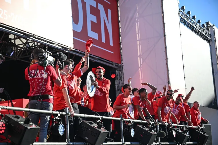 Legendarni Vatreni s pivom u rukama predvodio slavlje tisuće navijača na ulicama