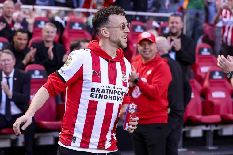 Legendarni Vatreni s pivom u rukama predvodio slavlje tisuće navijača na ulicama