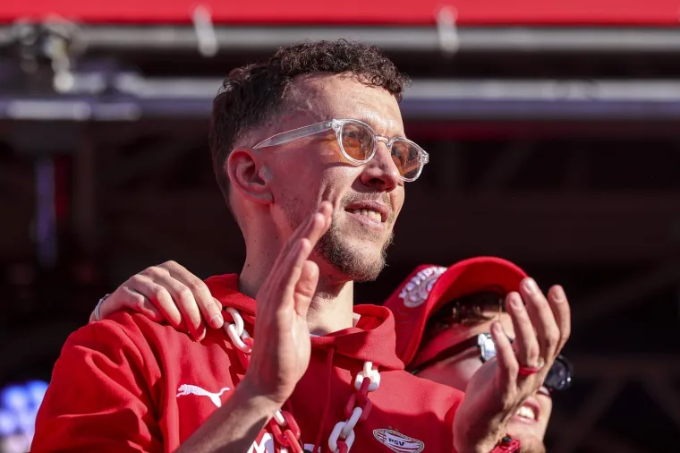 Legendarni Vatreni s pivom u rukama predvodio slavlje tisuće navijača na ulicama