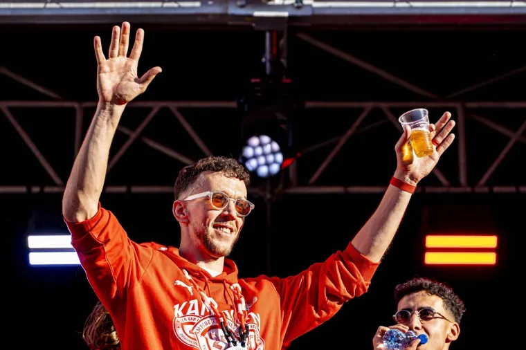 Legendarni Vatreni s pivom u rukama predvodio slavlje tisuće navijača na ulicama