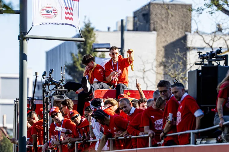 Legendarni Vatreni s pivom u rukama predvodio slavlje tisuće navijača na ulicama