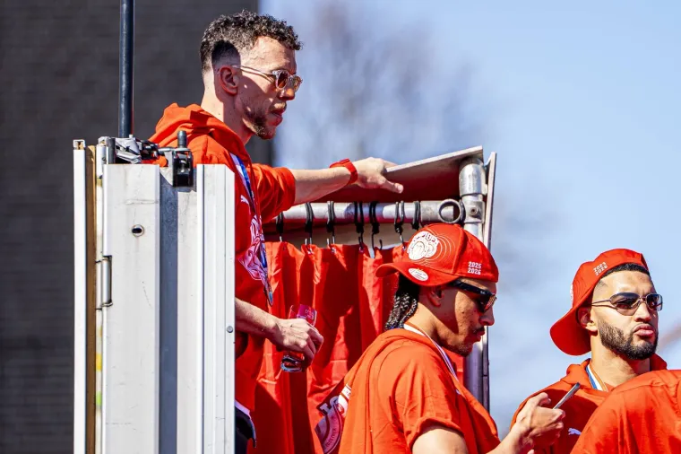 Legendarni Vatreni s pivom u rukama predvodio slavlje tisuće navijača na ulicama