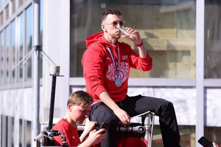 Legendarni Vatreni s pivom u rukama predvodio slavlje tisuće navijača na ulicama