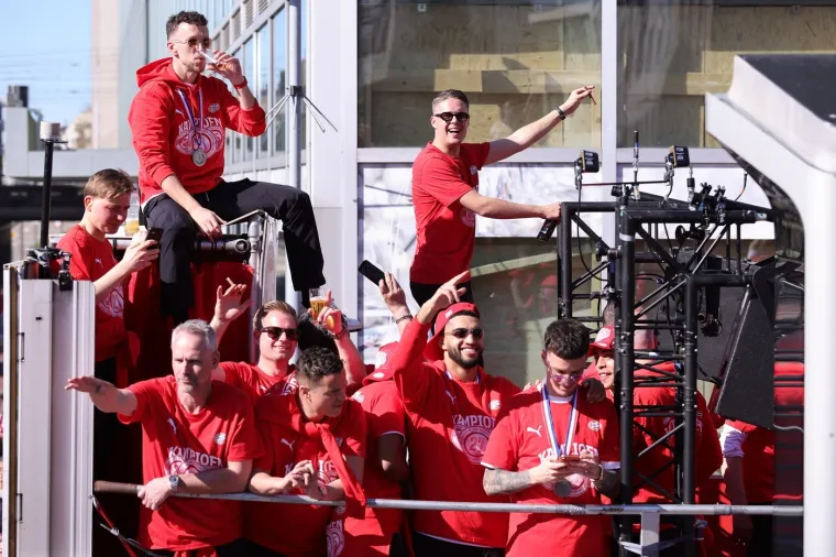 Legendarni Vatreni s pivom u rukama predvodio slavlje tisuće navijača na ulicama