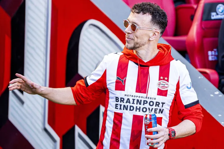 Legendarni Vatreni s pivom u rukama predvodio slavlje tisuće navijača na ulicama