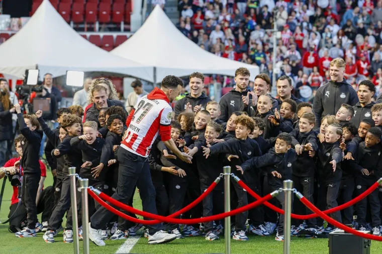 Legendarni Vatreni s pivom u rukama predvodio slavlje tisuće navijača na ulicama