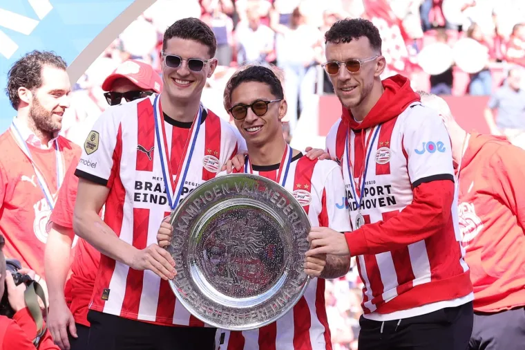 Legendarni Vatreni s pivom u rukama predvodio slavlje tisuće navijača na ulicama