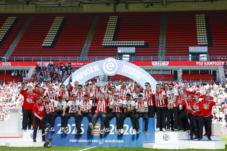 Legendarni Vatreni s pivom u rukama predvodio slavlje tisuće navijača na ulicama