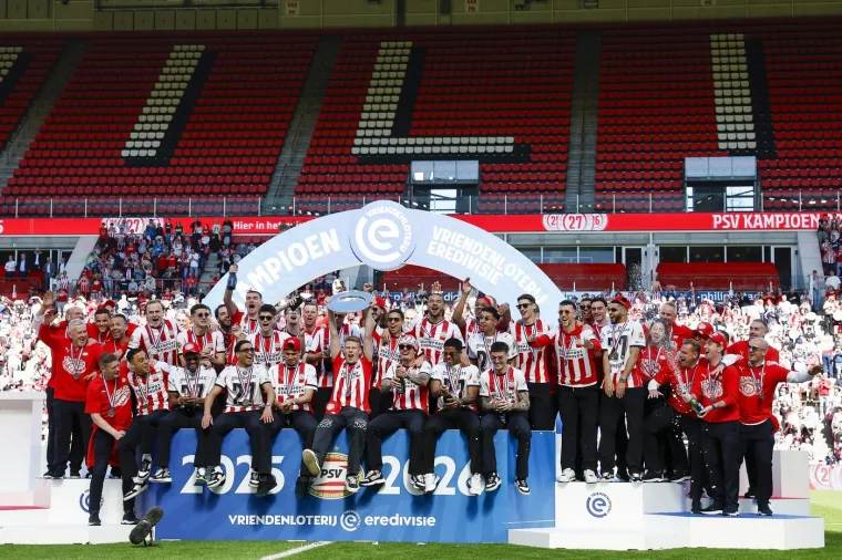 Legendarni Vatreni s pivom u rukama predvodio slavlje tisuće navijača na ulicama