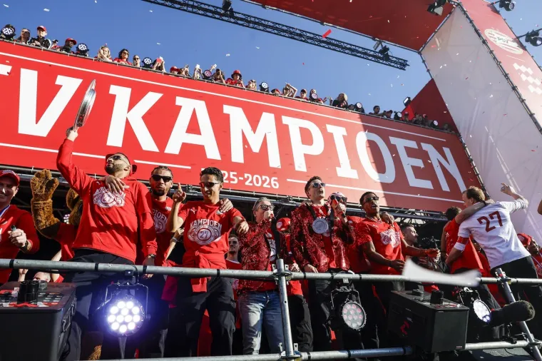 Legendarni Vatreni s pivom u rukama predvodio slavlje tisuće navijača na ulicama