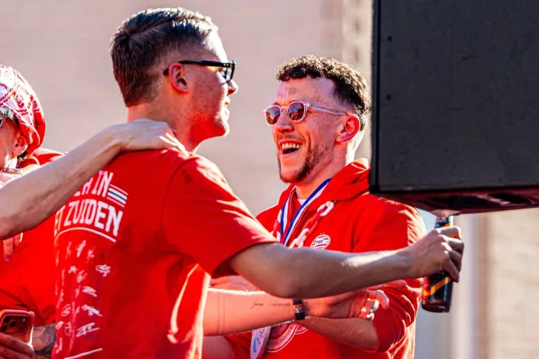 Legendarni Vatreni s pivom u rukama predvodio slavlje tisuće navijača na ulicama