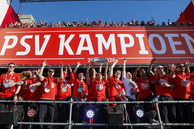 Legendarni Vatreni s pivom u rukama predvodio slavlje tisuće navijača na ulicama