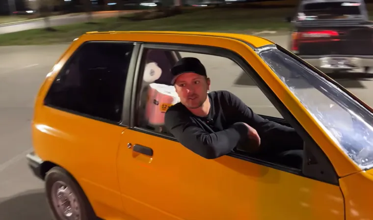 Nije ni crtić ni optička iluzija: Napravio je najuži auto na svijetu i potpuno ga legalno vozi ulicama