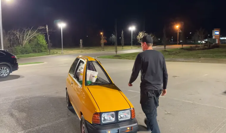 Nije ni crtić ni optička iluzija: Napravio je najuži auto na svijetu i potpuno ga legalno vozi ulicama