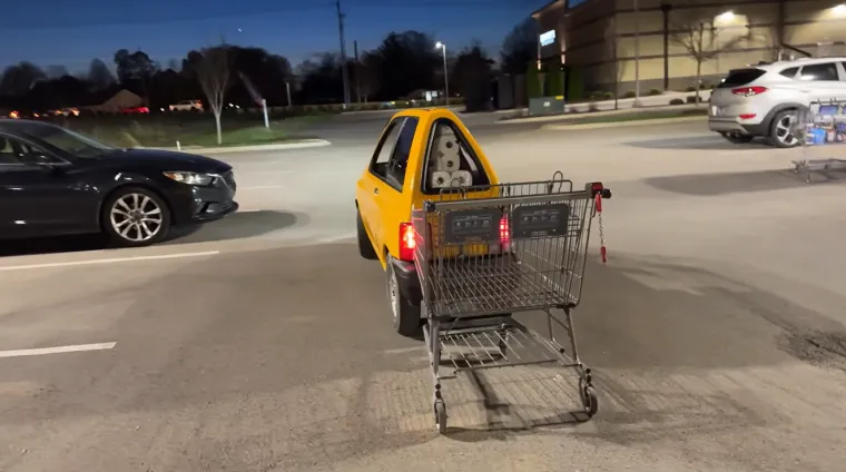 Nije ni crtić ni optička iluzija: Napravio je najuži auto na svijetu i potpuno ga legalno vozi ulicama