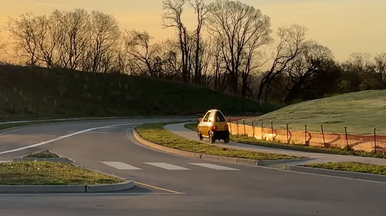 Nije ni crtić ni optička iluzija: Napravio je najuži auto na svijetu i potpuno ga legalno vozi ulicama