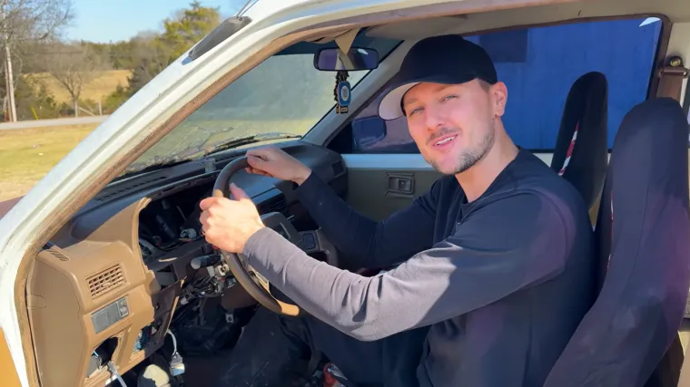 Nije ni crtić ni optička iluzija: Napravio je najuži auto na svijetu i potpuno ga legalno vozi ulicama