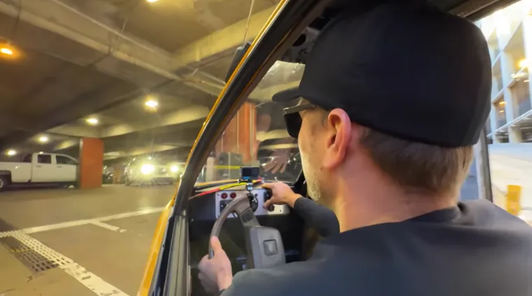 Nije ni crtić ni optička iluzija: Napravio je najuži auto na svijetu i potpuno ga legalno vozi ulicama