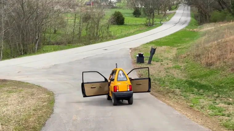 Nije ni crtić ni optička iluzija: Napravio je najuži auto na svijetu i potpuno ga legalno vozi ulicama