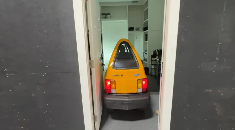 Nije ni crtić ni optička iluzija: Napravio je najuži auto na svijetu i potpuno ga legalno vozi ulicama