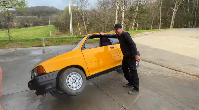 Nije ni crtić ni optička iluzija: Napravio je najuži auto na svijetu i potpuno ga legalno vozi ulicama