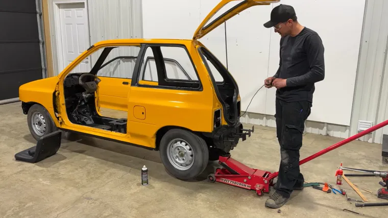 Nije ni crtić ni optička iluzija: Napravio je najuži auto na svijetu i potpuno ga legalno vozi ulicama