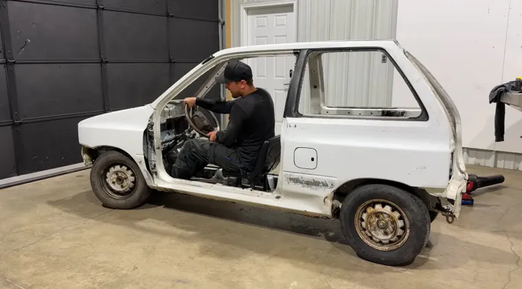 Nije ni crtić ni optička iluzija: Napravio je najuži auto na svijetu i potpuno ga legalno vozi ulicama