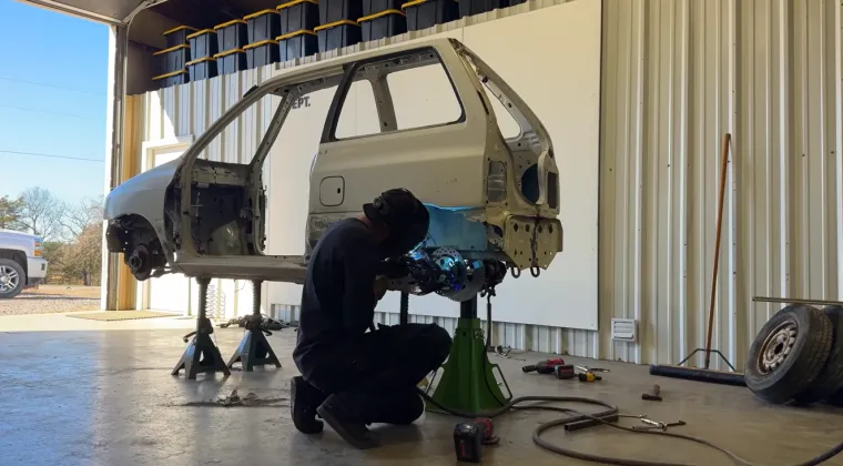 Nije ni crtić ni optička iluzija: Napravio je najuži auto na svijetu i potpuno ga legalno vozi ulicama